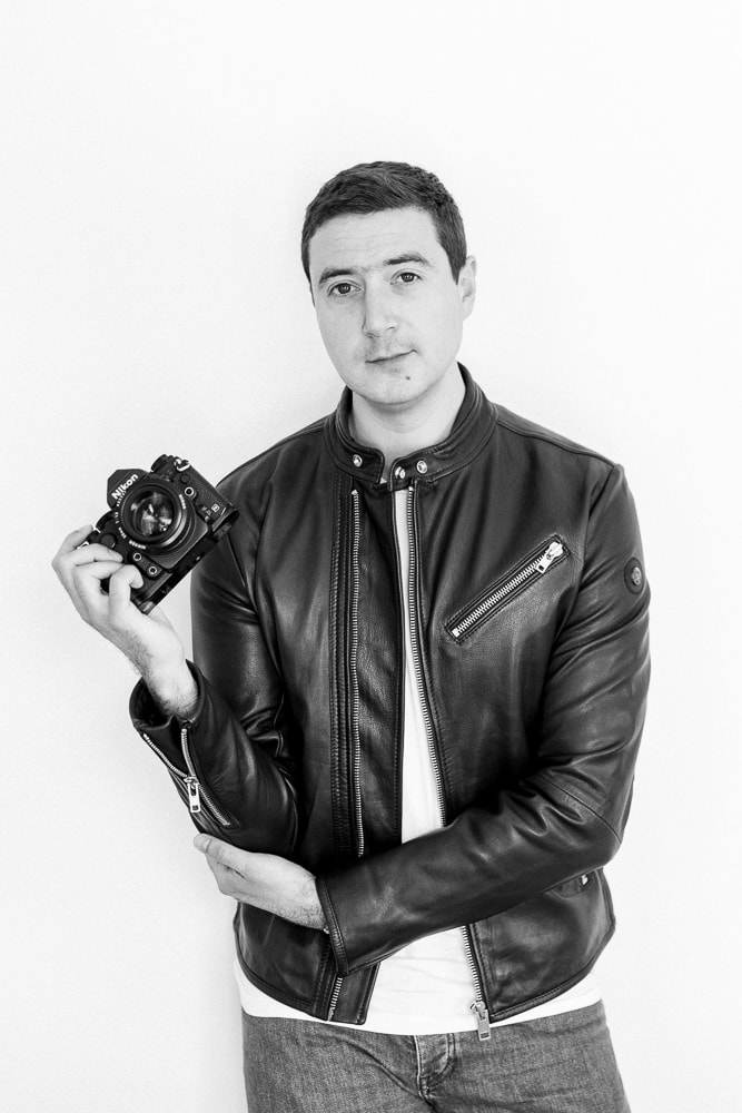 Paris photographer Fran Boloni holding a Nikon camera