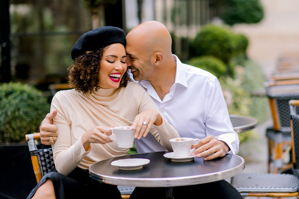 Couple enjoying coffee during a photoshoot in Paris with Odrida - The Paris Photographer