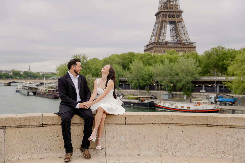 Happy couple posing for professional photos - Lena - The Paris Photographer